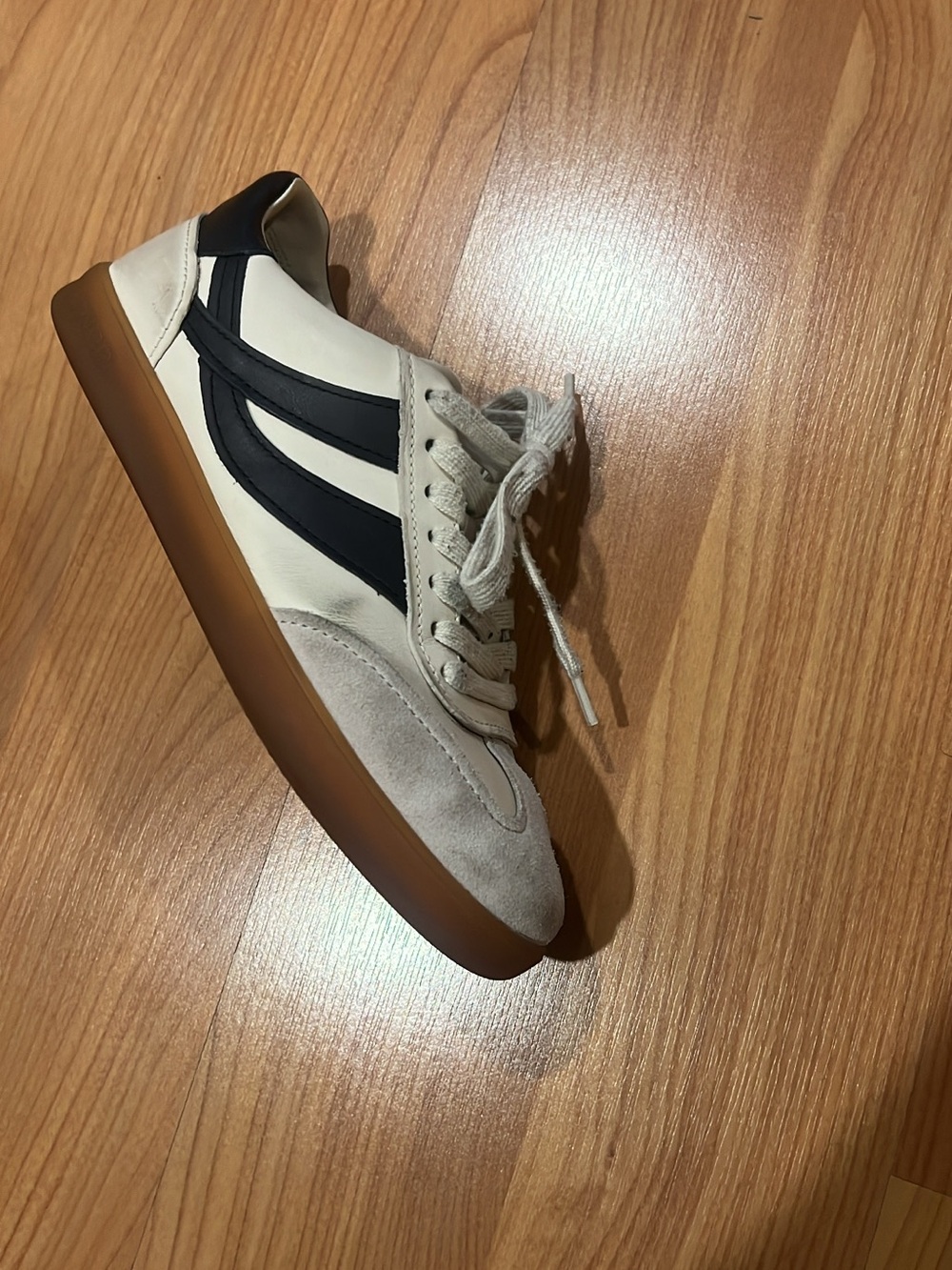 AUTHENTHIC VINCE women’s 5.5 shoes. - Picture 7 of 16